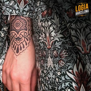 tatuaje_brazo_mandala_blackwork_Logia_Barcelona_Willian_Spindola